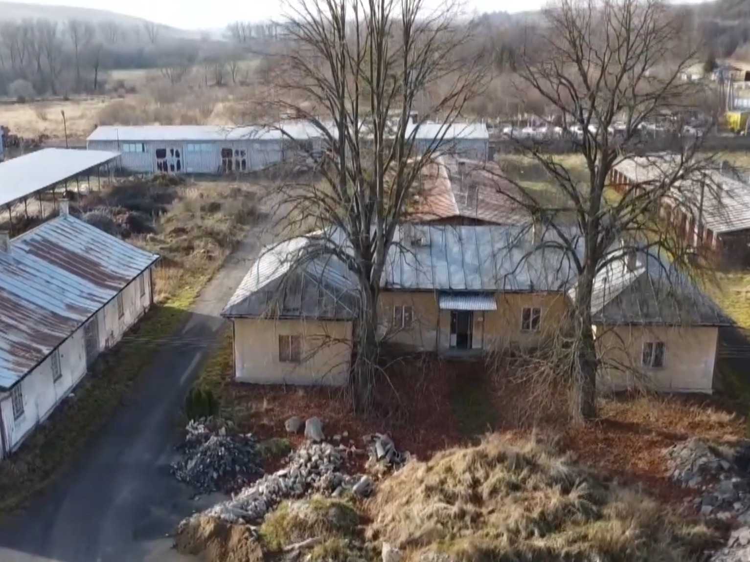 Chátrajúce kasárne v Podolínci.