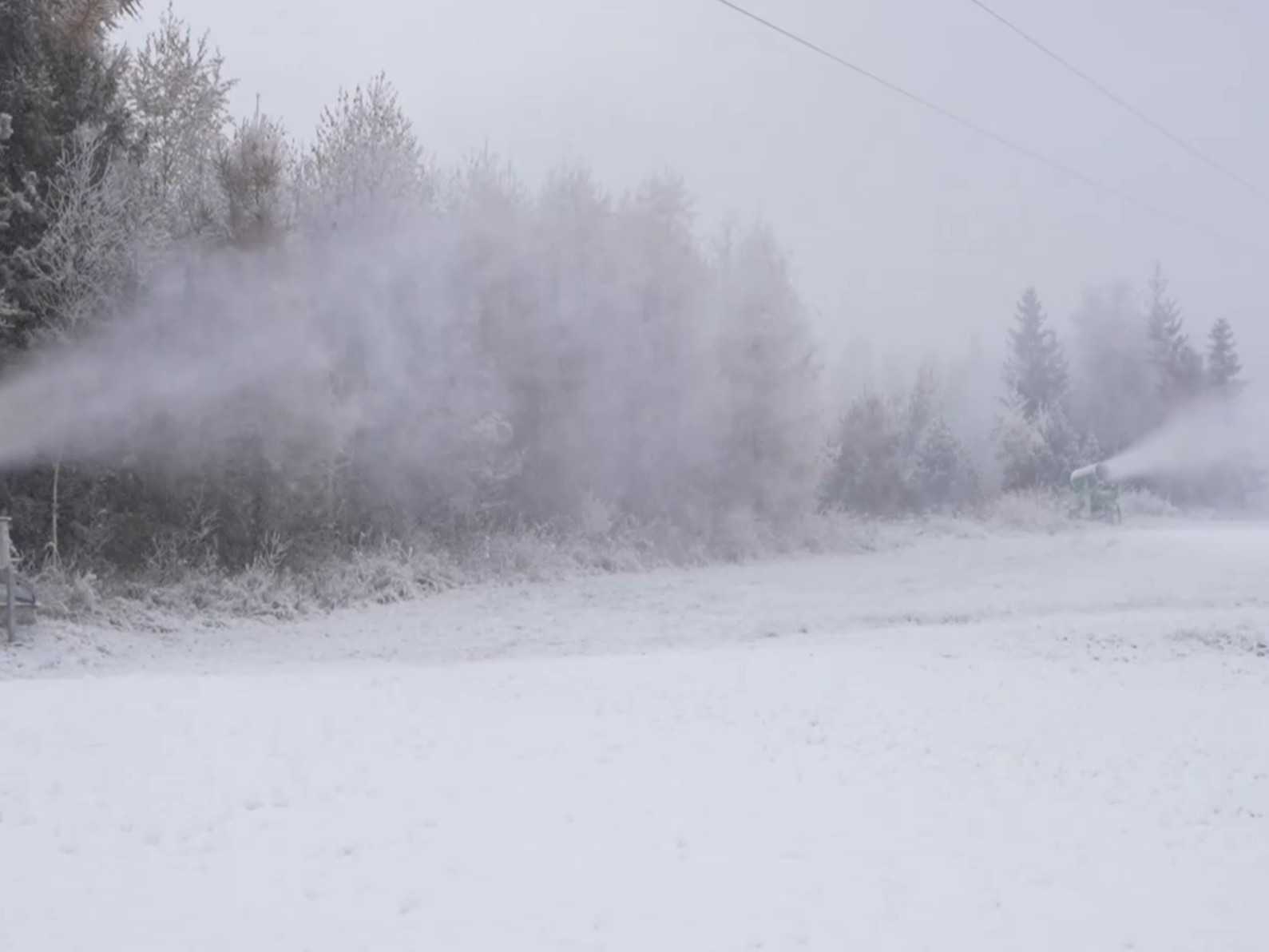V Tatrách sa sneh sype nielen zo snežných diel, ale o poprašok sa postarala aj príroda.