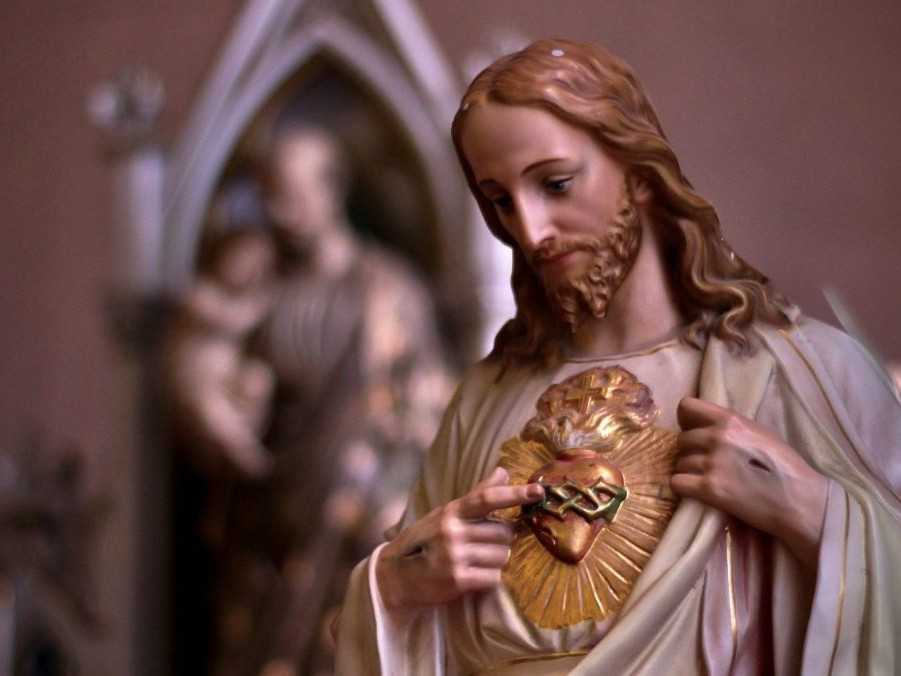 Na ilustračnej snímke socha Ježiša.