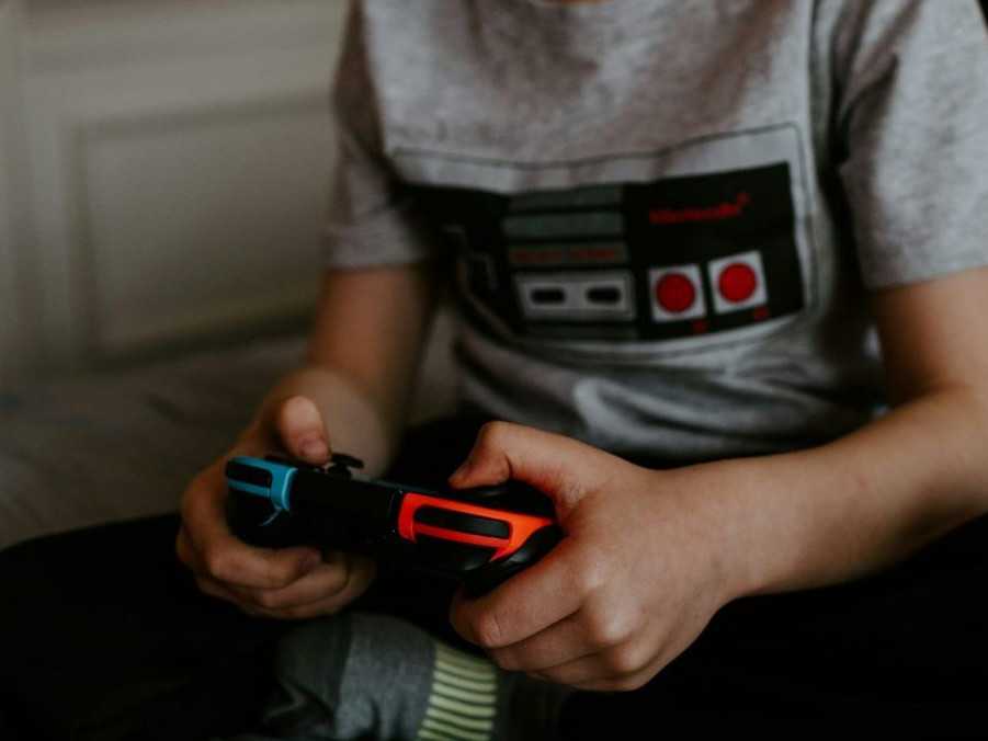 Chlapec hrá videohru.