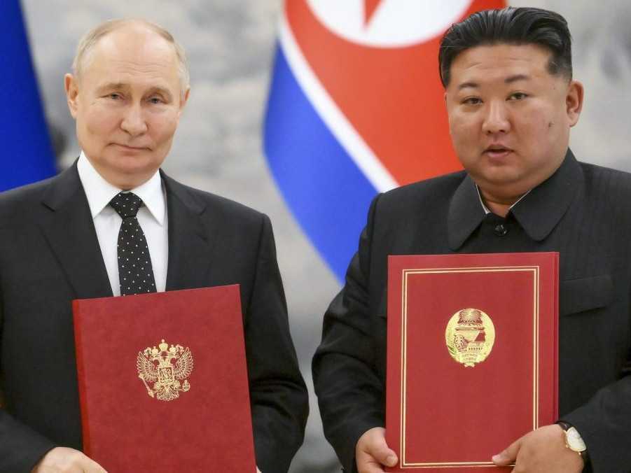 Na snímke Vladimir Putin a Kim Čong-un.