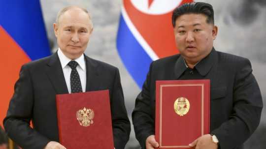 Na snímke Vladimir Putin a Kim Čong-un.