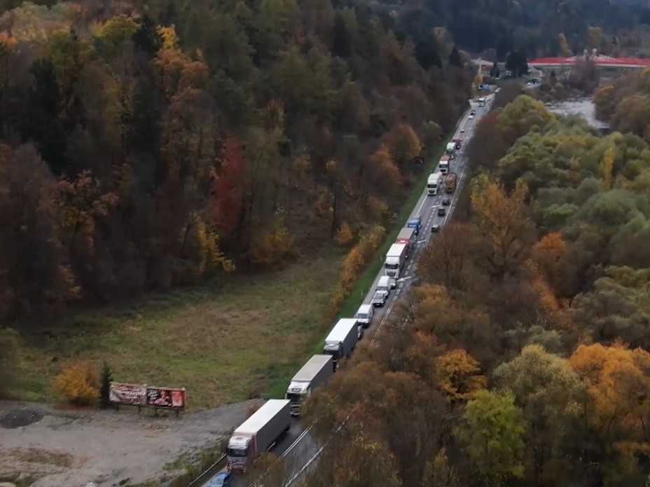 Kolóna áut na Kysuciach.