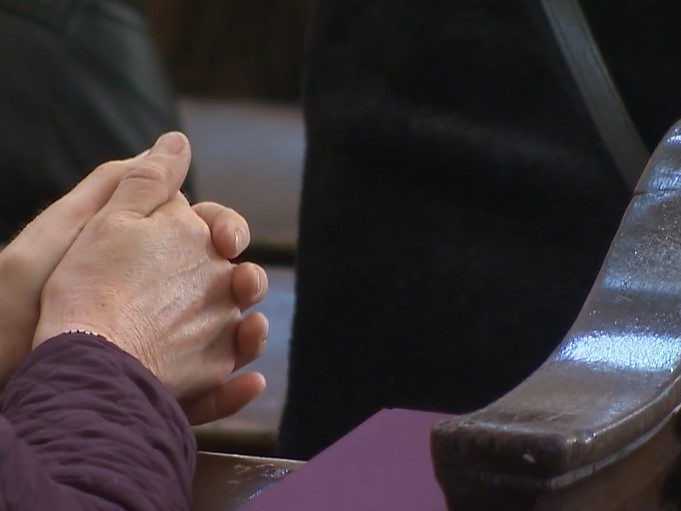 Na snímke zopäté ruky.