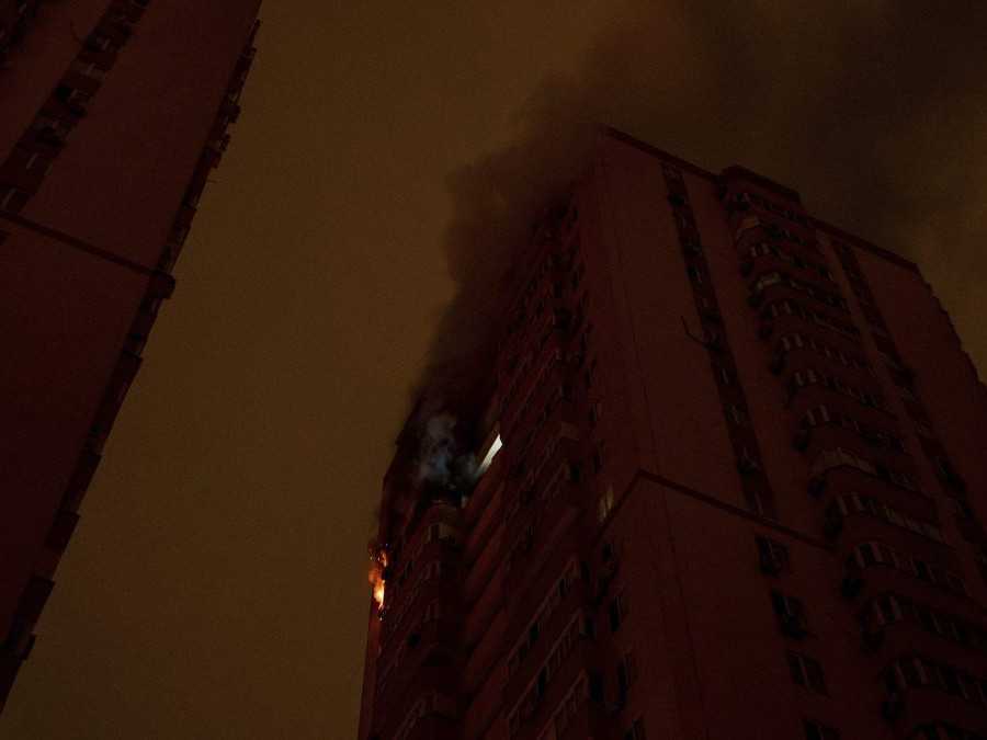 Na snímke v Kyjeve horí budova v piatok 25. októbra 2024.