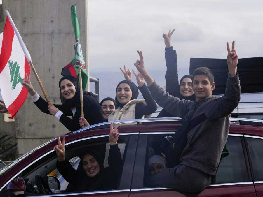 Na snímke Libanončania oslavujúci prímerie.