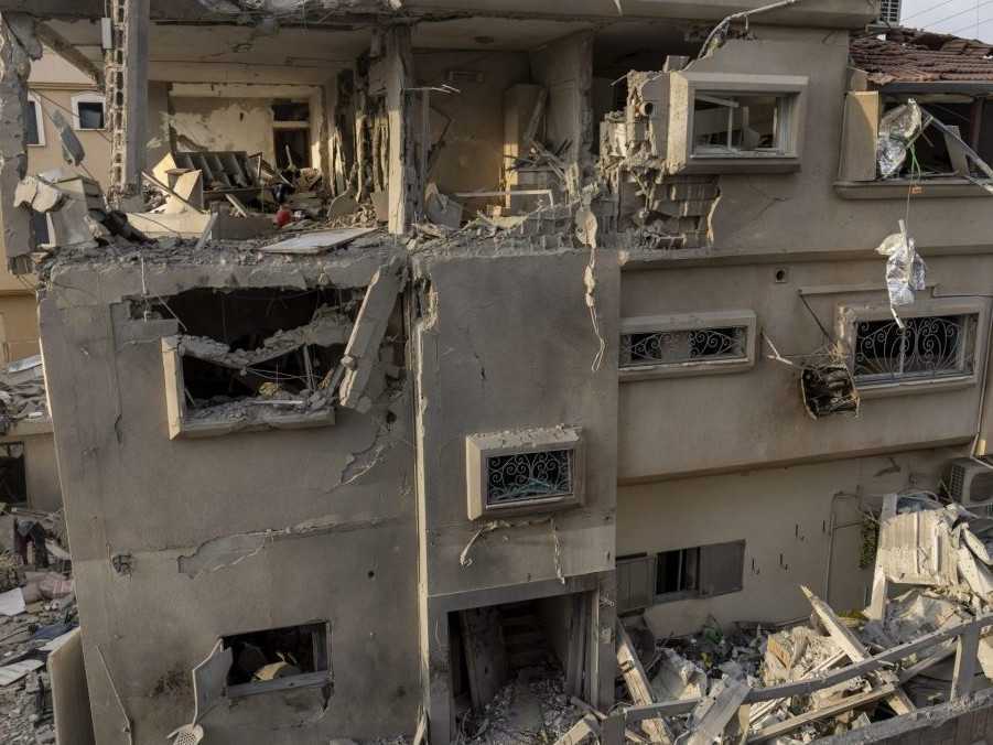 zničený dom po zásahu rakety