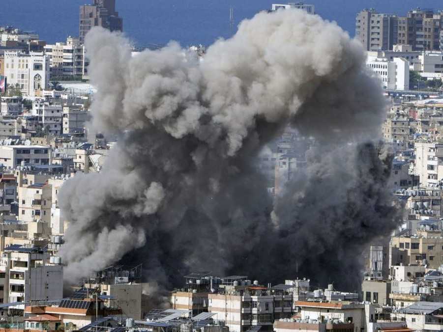 Na ilustračnej snímke stúpajúci dym z budovy po izraelskom útoku v Libanone.