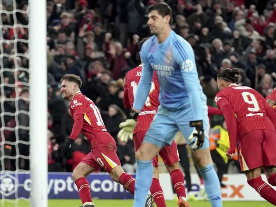 Na snímke hráč Liverpoolu Alexis Mac Allister.