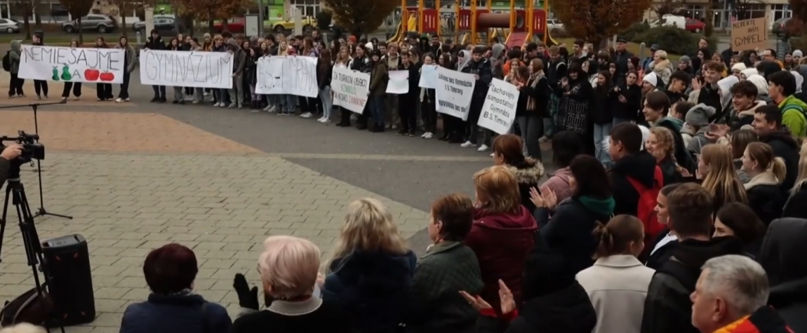 Gymnázium v Lučenci sa napriek protestom spojí s obchodnou akadémiou. Rodičia ani študenti to vraj nepocítia