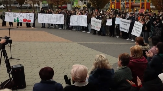 Na archívnej snímke protest pred školou.