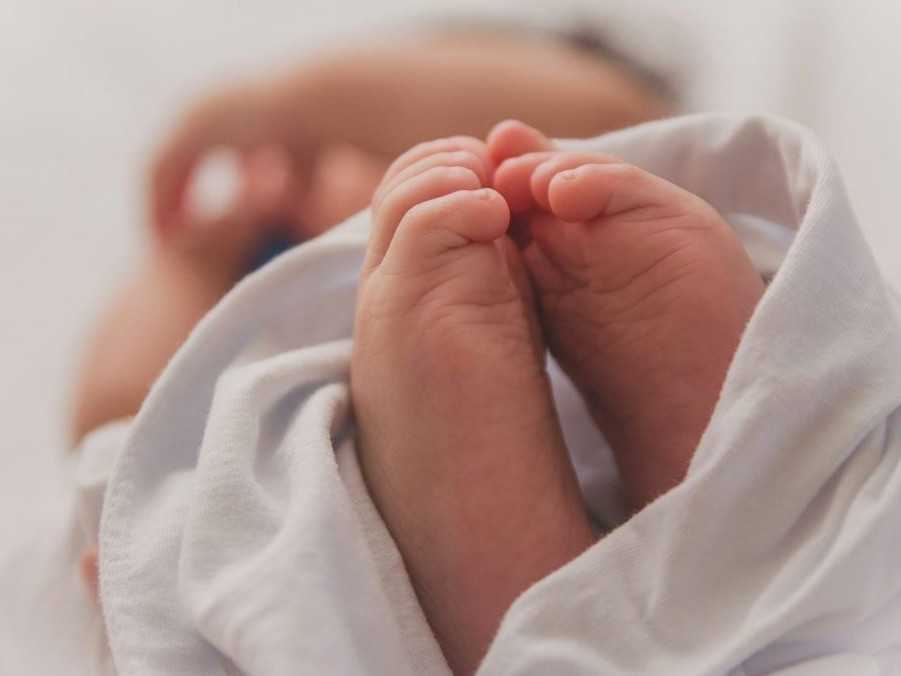 Ilustračná snímka nôh bábätka.