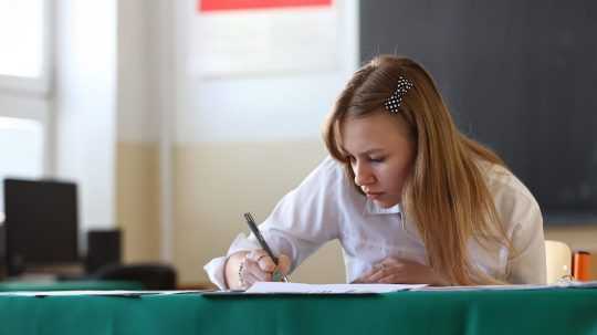 Žiačka sa pripravuje na odpoveď počas maturitných skúšok.