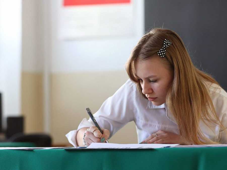 Žiačka sa pripravuje na odpoveď počas maturitných skúšok.