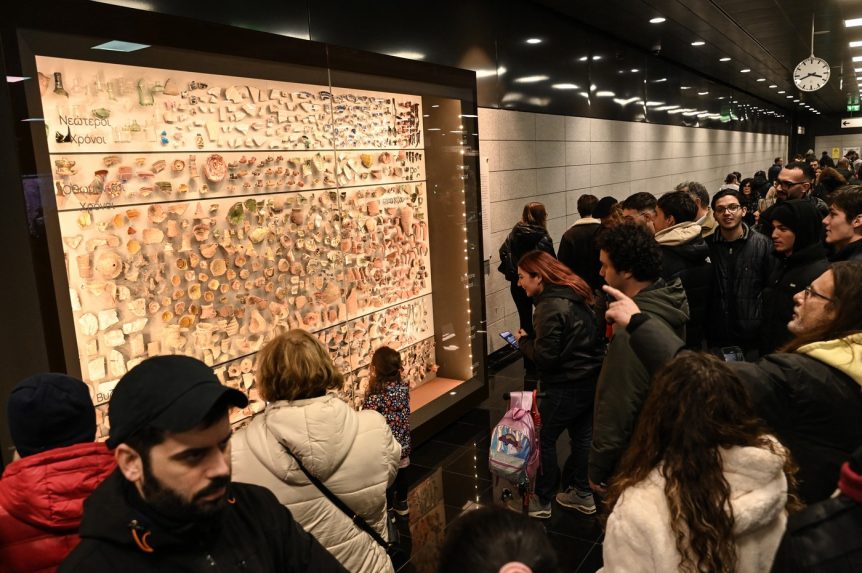 FOTO: Výstavbu komplikovali archeologické nálezy, nakoniec sú jeho súčasťou. V gréckom Solúne otvorili nové metro