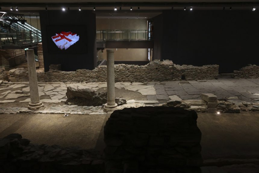 FOTO: Výstavbu komplikovali archeologické nálezy, nakoniec sú jeho súčasťou. V gréckom Solúne otvorili nové metro