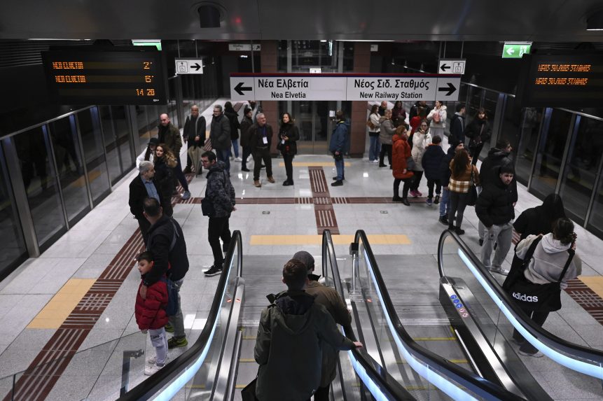 FOTO: Výstavbu komplikovali archeologické nálezy, nakoniec sú jeho súčasťou. V gréckom Solúne otvorili nové metro