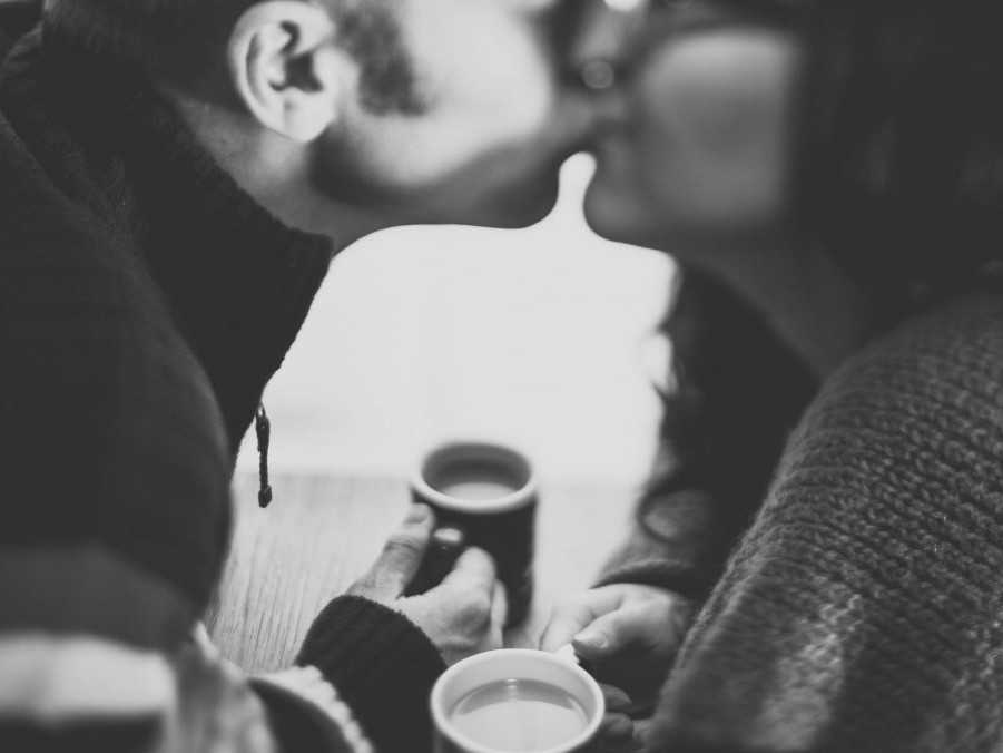 Ilustračná snímka bozkávajúceho sa páru.