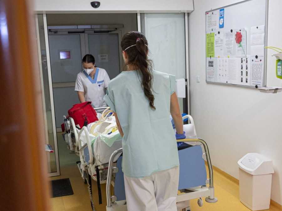 Na snímke zdratovníčky pri presune pacienta v Nemocnici Poprad.