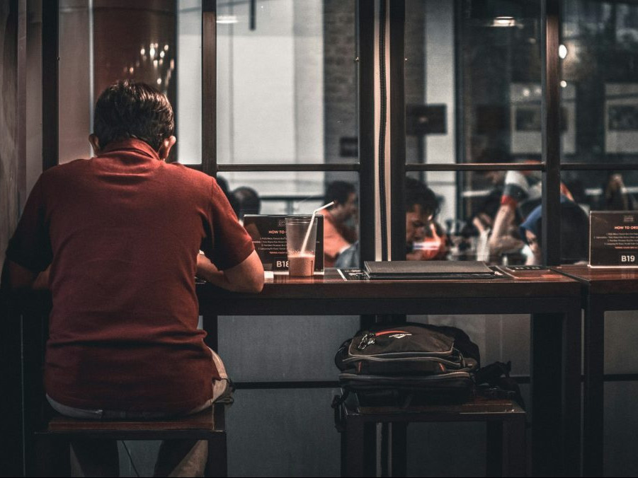 Na ilustračnej snímke osamelý muž v reštaurácii.