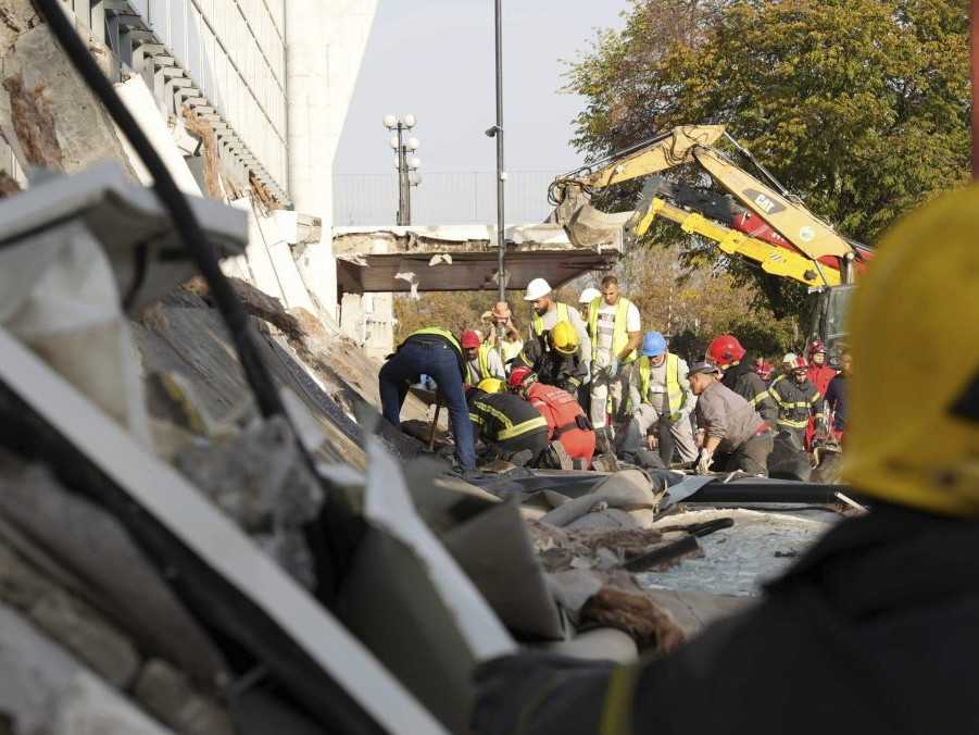 Záchranári prehľadávajú trosky