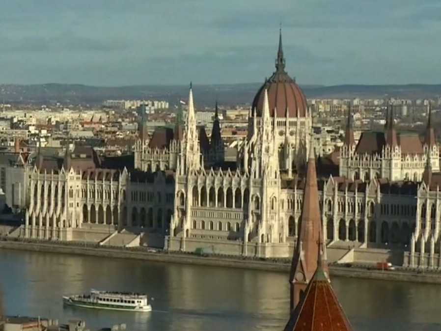 Budova maďarského parlamentu v Budapešti.