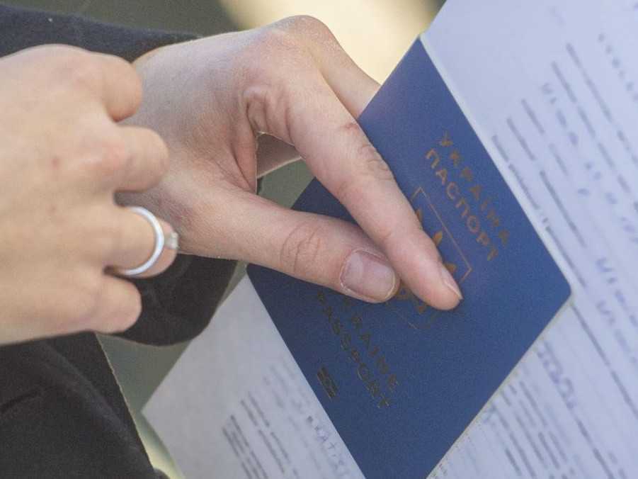 Na ilustračnej snímke že drží v rukách ukrajinský pas.