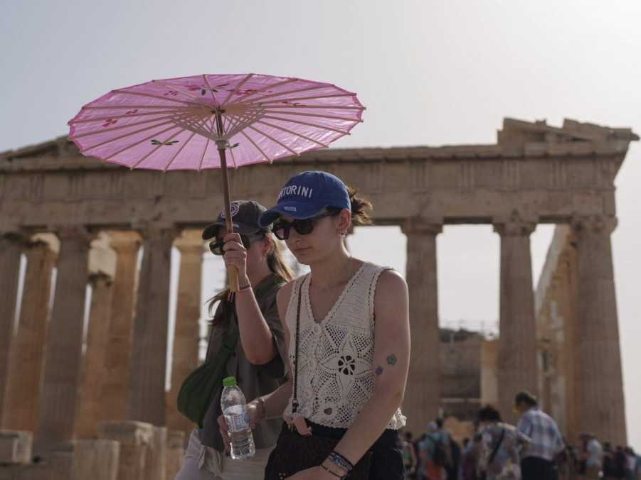 Na snímke žena so slnečníkom.