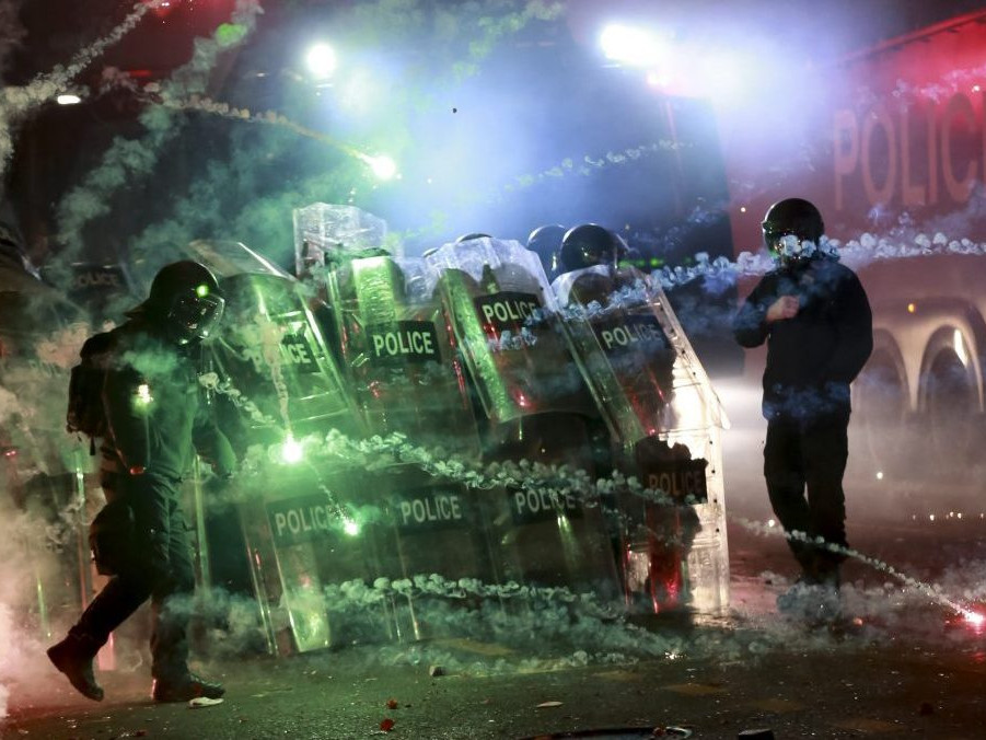 ľudia hádžu do policajtov petardy