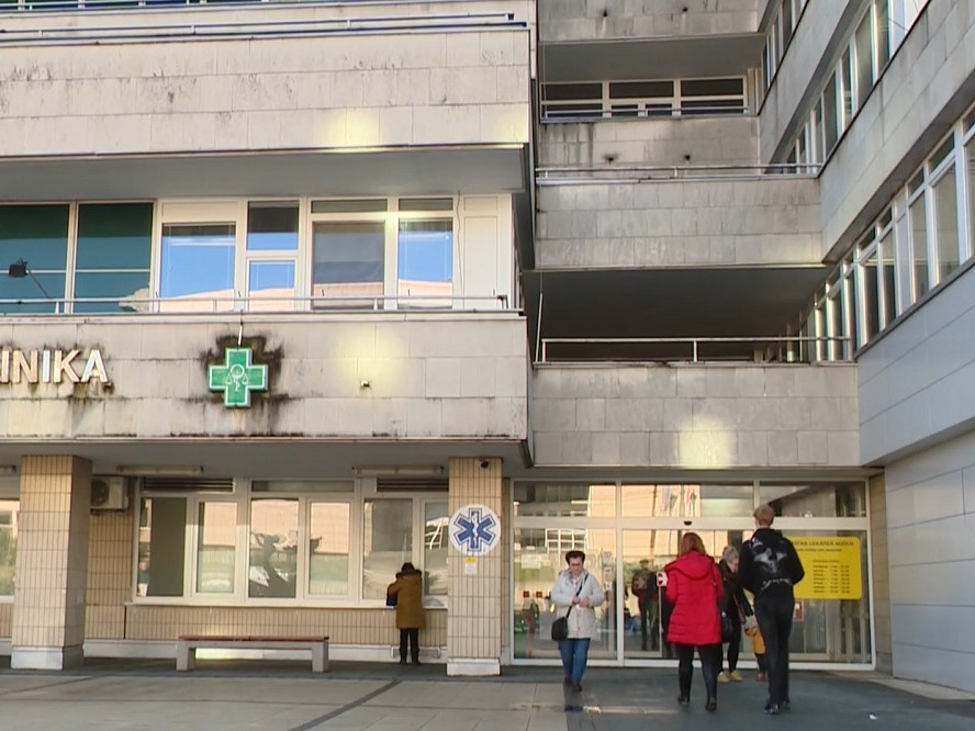 ľudia pred poliklinikou