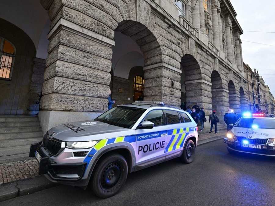 Poplach na univerzite v Prahe: Do budovy vstúpil muž a vyhrážal sa streľbou. Polícia ho už zadržala