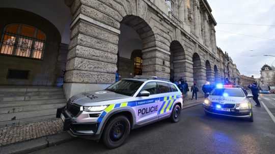 Policajti pred Filozofickou fakultou Karlovej univerzity v Prahe.