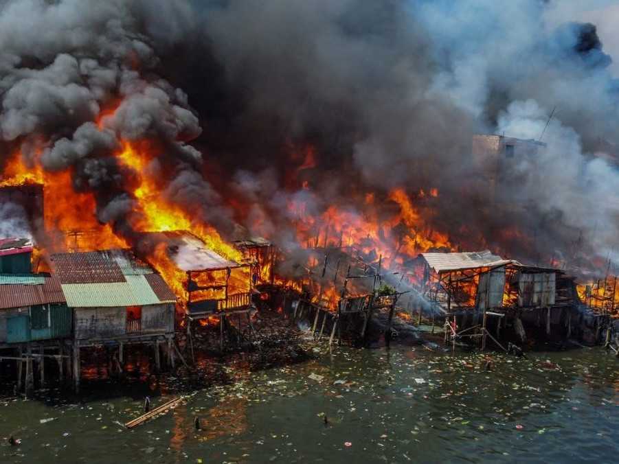 Na snímke požiar vo Filipínach.