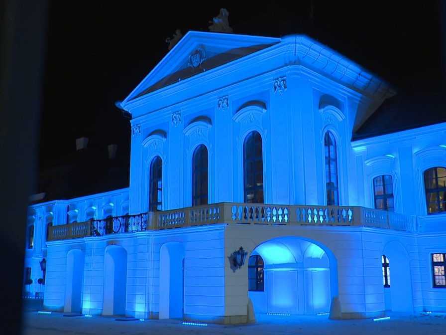 Prezidentský palác nasvietený namodro.