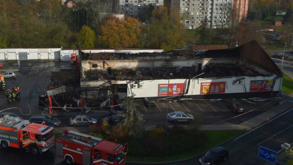 Mladík si chcel v supermarkete nabiť telefón, no omylom spôsobil požiar celej predajne. Čaká ho vysoká pokuta