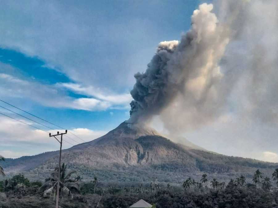 Sopka Lewotobi Laki-laki.