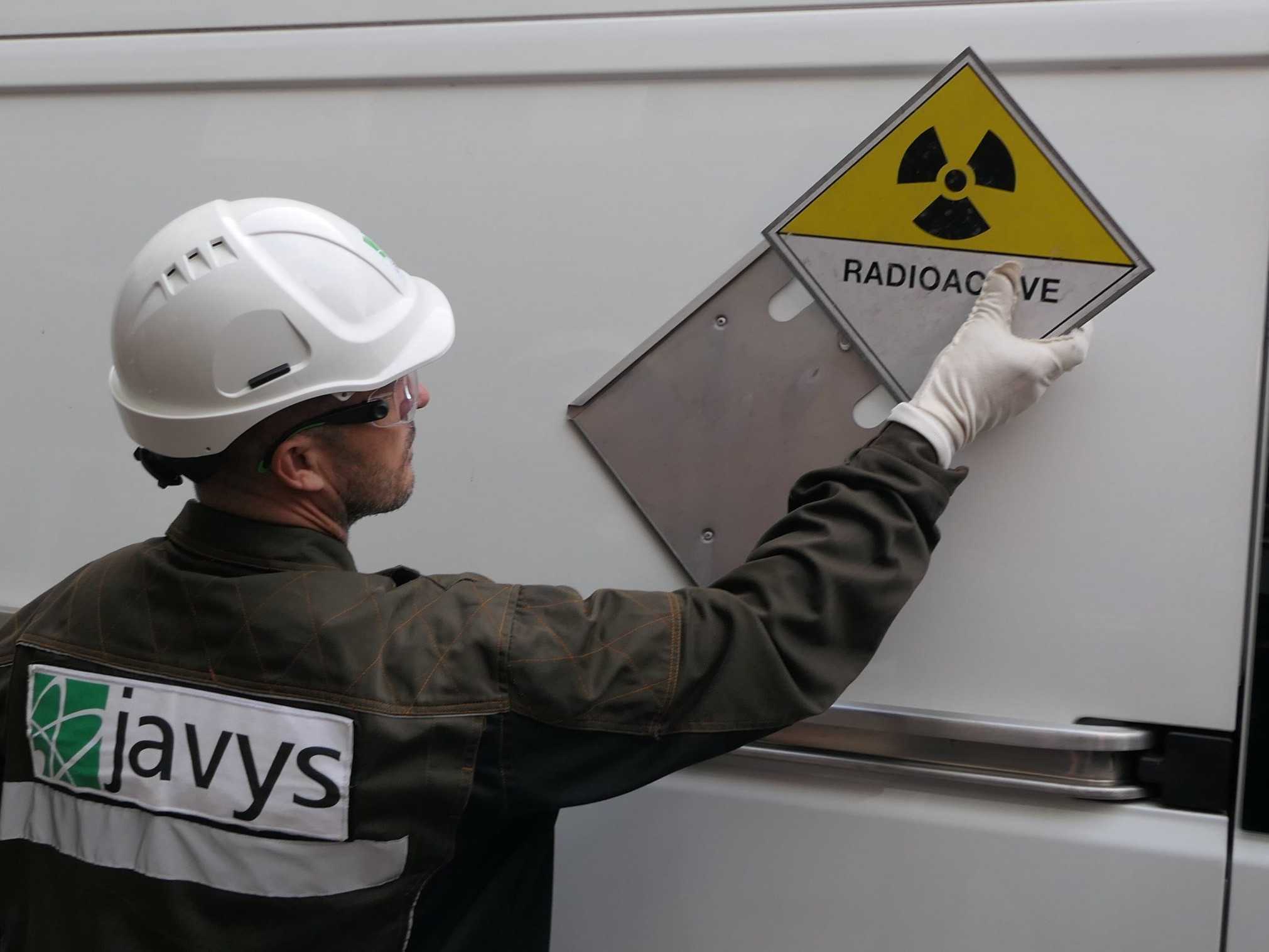 Špeciálny tím spoločnosti JAVY Spočas prevzatia rádioaktívneho odpadu v Žiline dňa 5. októbra 2022.