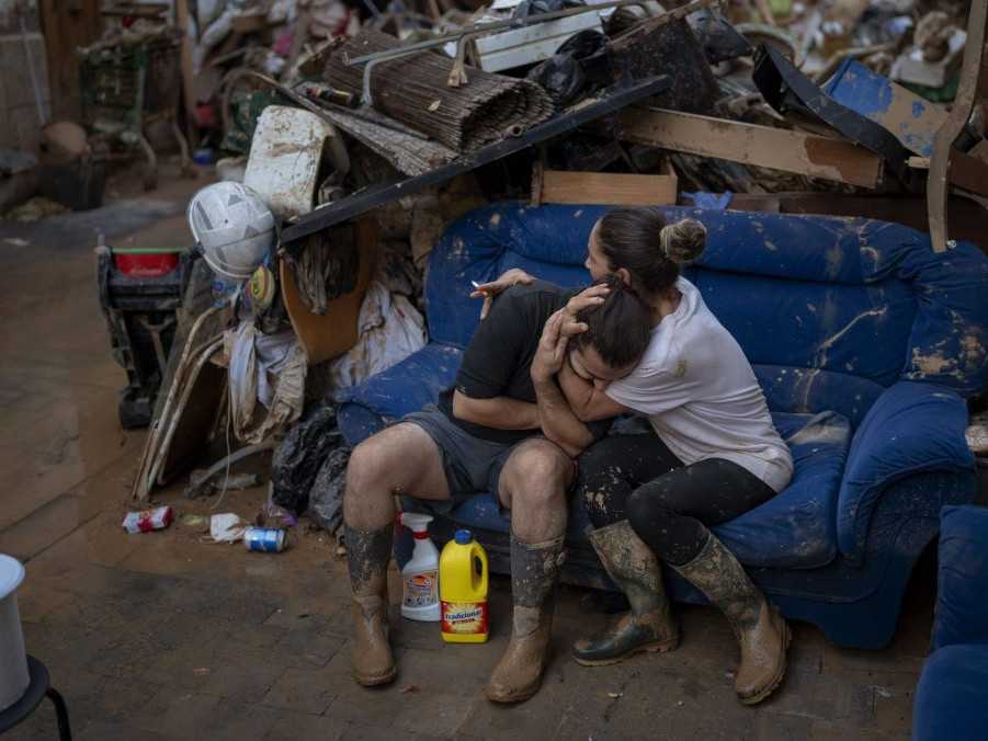 Táňa objíma svojho švagra Baruca po tom, ako zachránila časť ich vecí zo zaplaveného domu po povodniach.