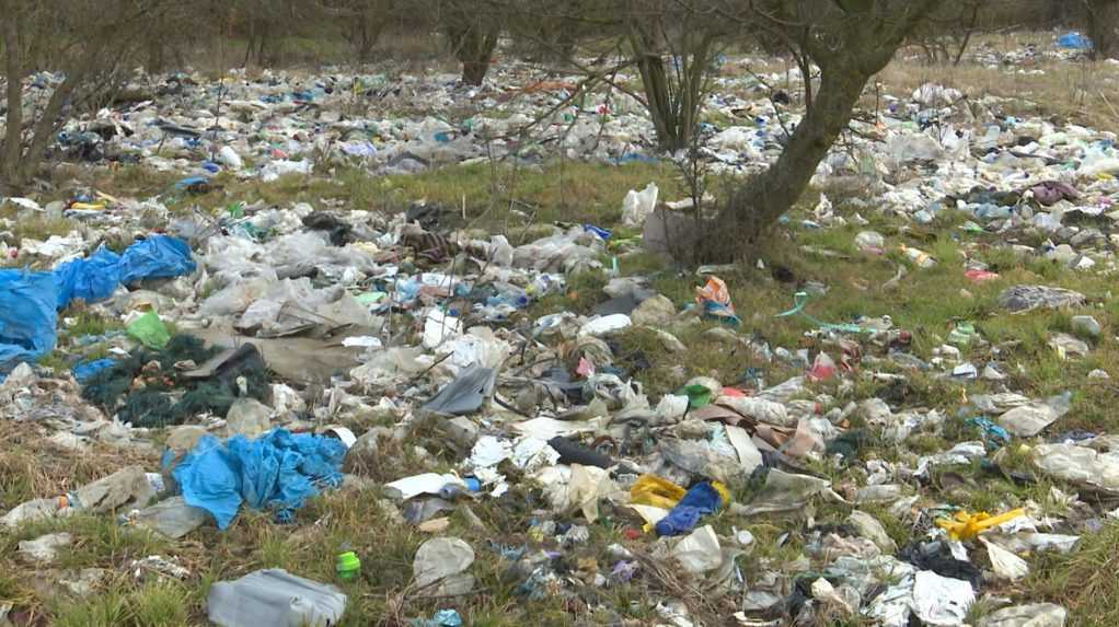 Skládka vo Vrábľoch je nefunkčná už roky, no uzavreli ju až teraz. Splácať to budú ďalšie dve dekády