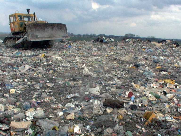 Na ilustračnej snímke skládka odpadu.