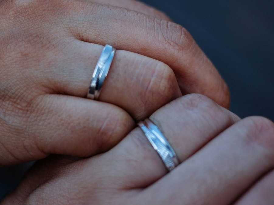 Osoby na snímke majú svadobné obrúčky.