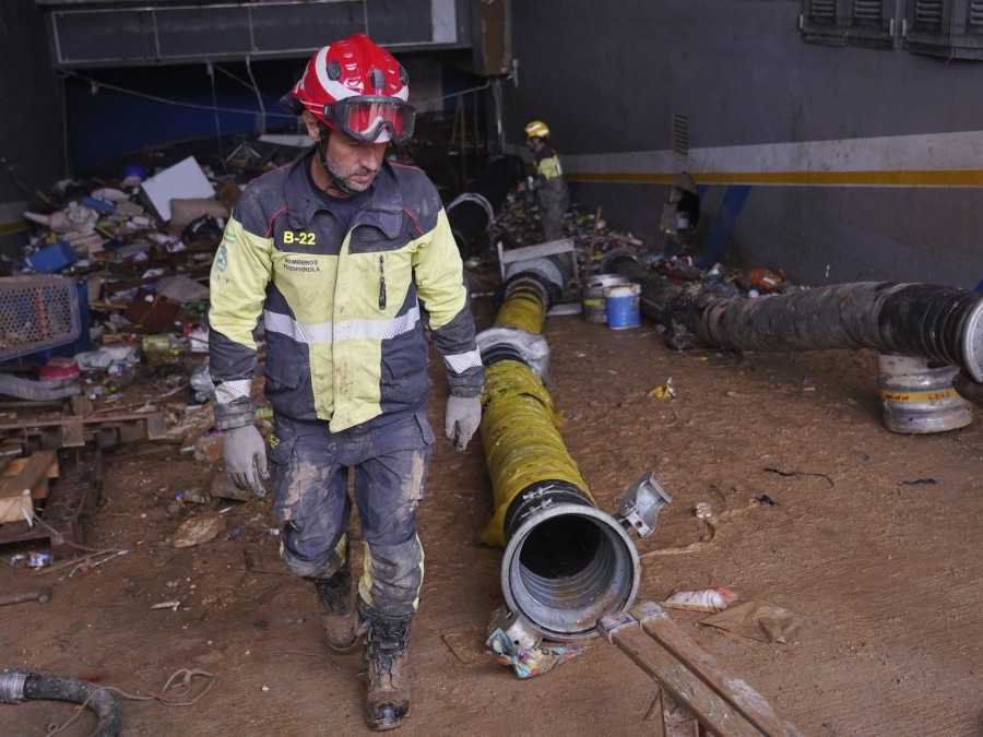 V Španielsku stále pátrajú po nezvestných osobách po povodniach.