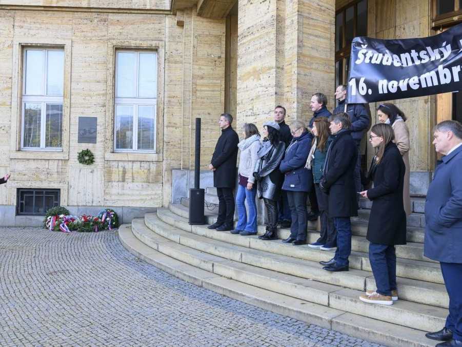 ľudia pred univerzitou