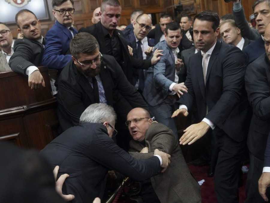 Poslanci srbského parlamentu sa bijú.