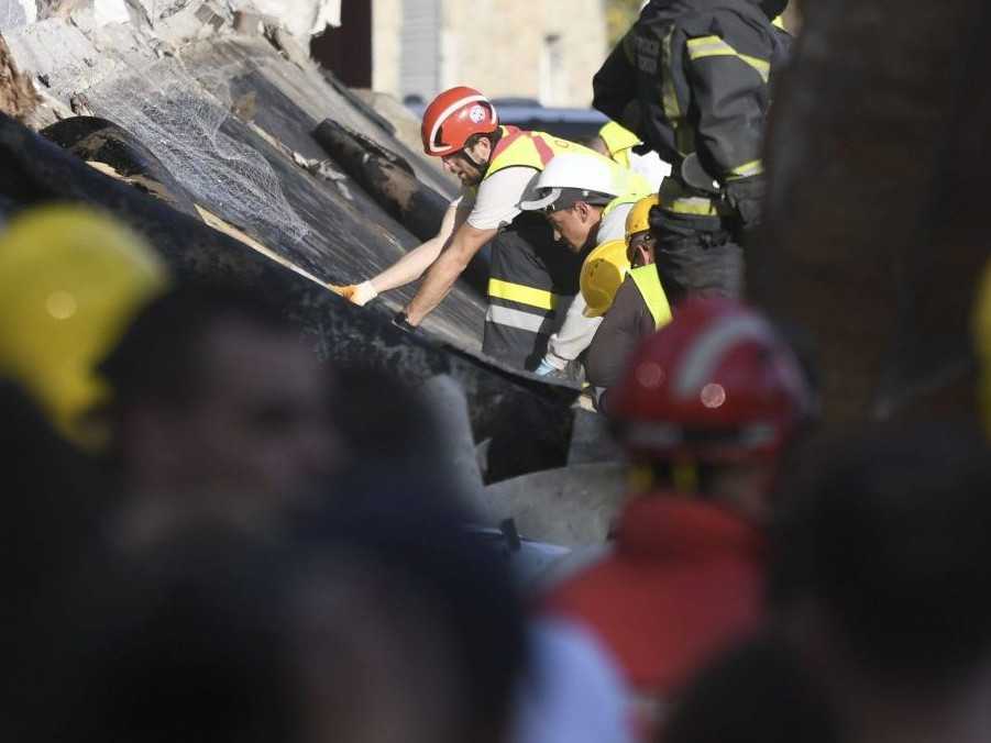 Na snímke zasahujúci záchranári na mieste incidentu.