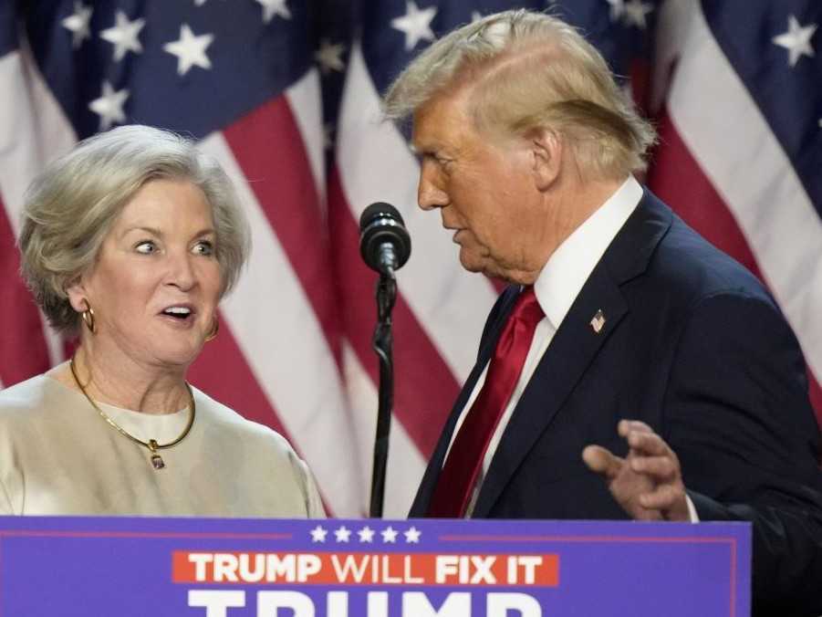 Na snímke Susie Wilesová s Donaldom Trumpom.