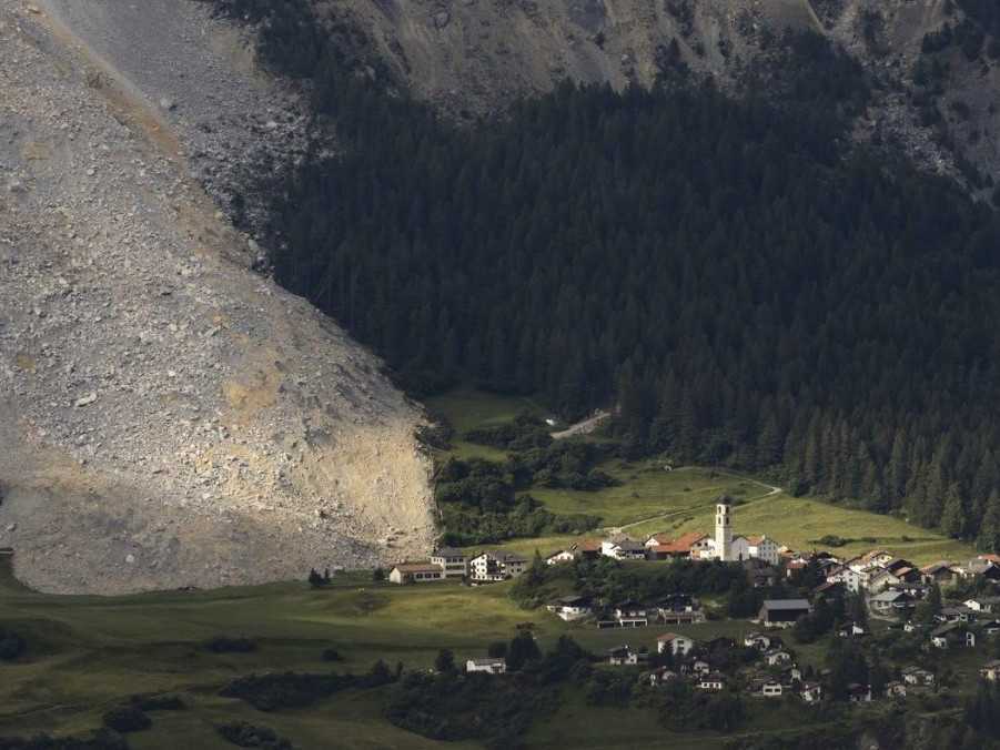 Švajčiarskej dedinke znova hrozí, že ju zavalí skalná masa. Miestnych budú evakuovať