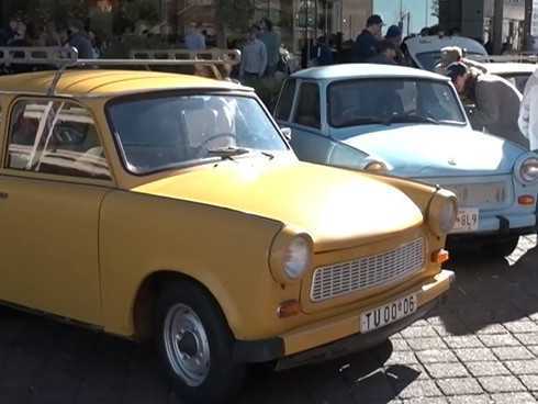 Na snímke trabanty.