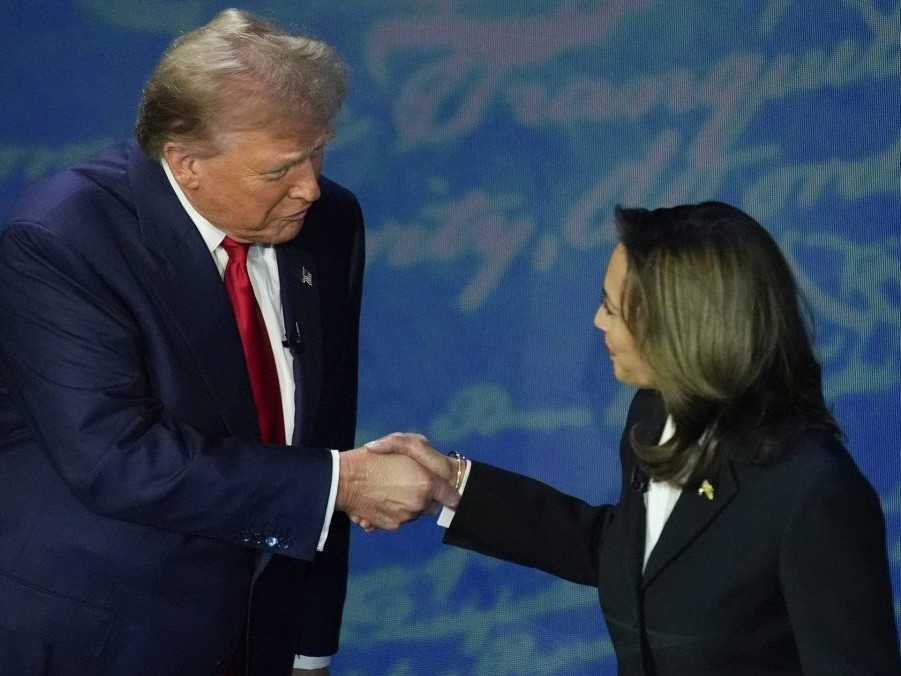 Na snímke Donald Trump a Kamala Harrisová.