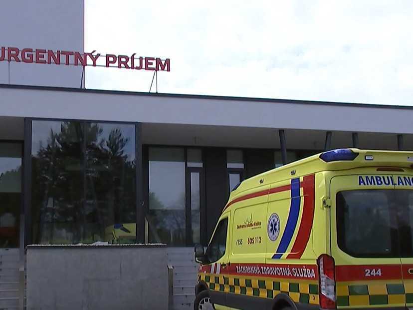 sanitka pred nemocnicou